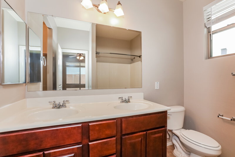 2,165/Mo, 4126 E Thunderheart Trl Gilbert, AZ 85297 Main Bathroom View