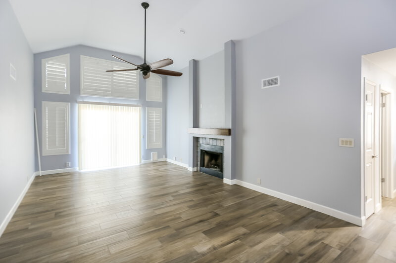 2,815/Mo, 19812 N 76th Ave Glendale, AZ 85308 Living Room View 2