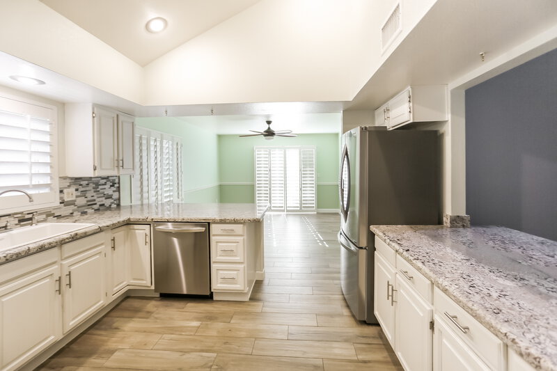 2,815/Mo, 19812 N 76th Ave Glendale, AZ 85308 Kitchen View 2