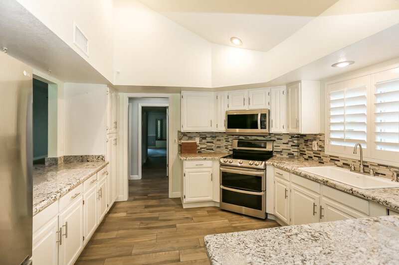 2,815/Mo, 19812 N 76th Ave Glendale, AZ 85308 Kitchen View 3