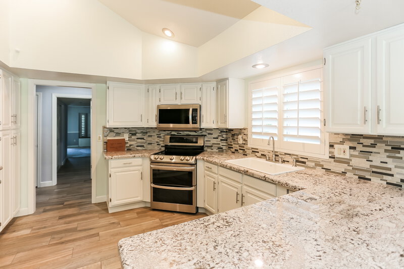 2,815/Mo, 19812 N 76th Ave Glendale, AZ 85308 Kitchen View 4