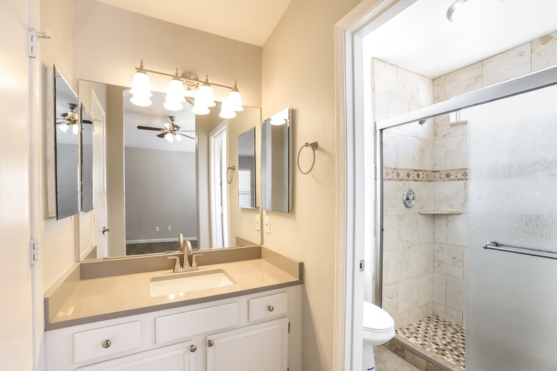 2,155/Mo, 7427 W Tina Ln Glendale, AZ 85310 Main Bathroom View