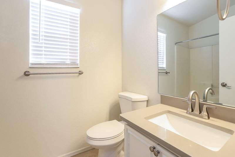 2,155/Mo, 7427 W Tina Ln Glendale, AZ 85310 Bathroom View