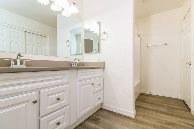 3,320/Mo, 10806 W Sands Dr Sun City, AZ 85373 Main Bathroom View