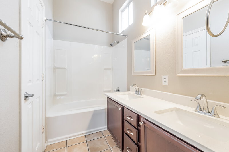 2,355/Mo, 832 W Leah Ln Gilbert, AZ 85233 Main Bathroom View
