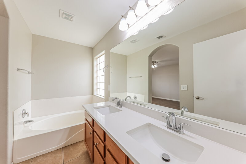 2,045/Mo, 12529 W Colter St Litchfield Park, AZ 85340 Main Bathroom View