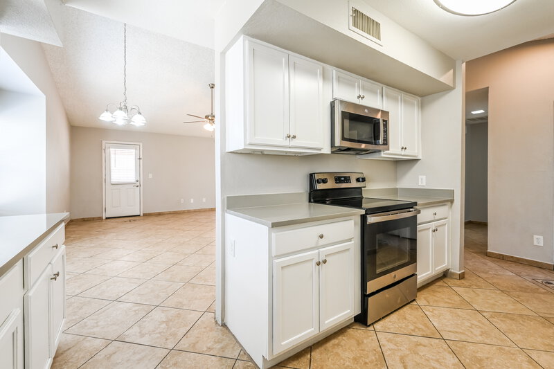 2,135/Mo, 4467 W Yorkshire DR Glendale, AZ 85308 Kitchen View