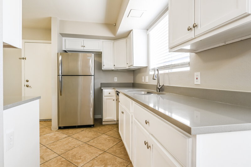 2,135/Mo, 4467 W Yorkshire DR Glendale, AZ 85308 Kitchen View 2