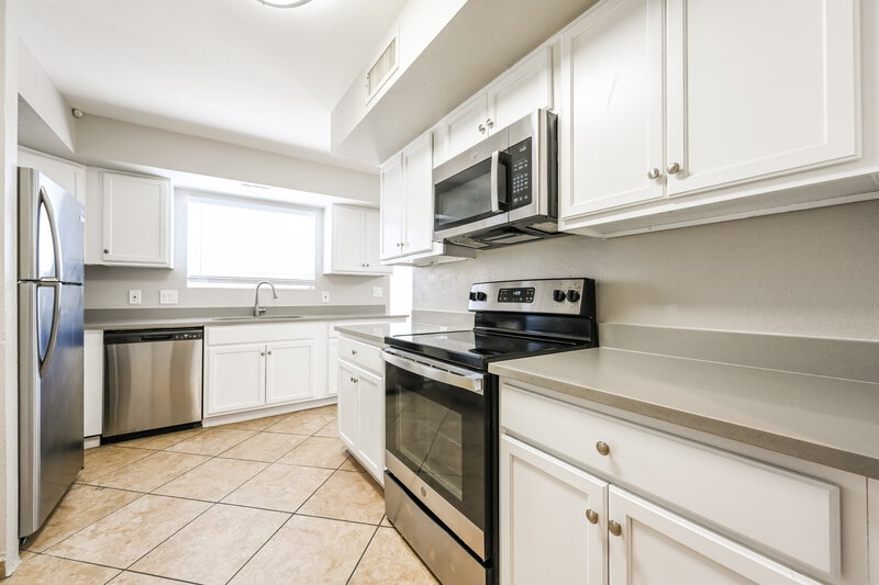 2,135/Mo, 4467 W Yorkshire DR Glendale, AZ 85308 Kitchen View 3