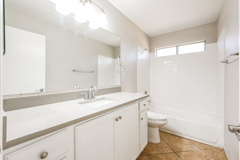 2,135/Mo, 4467 W Yorkshire DR Glendale, AZ 85308 Main Bathroom View