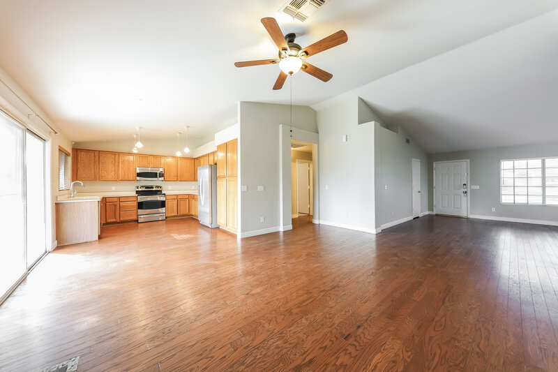 2,290/Mo, 7205 W Los Gatos Dr Glendale, AZ 85310 Family Room View 3