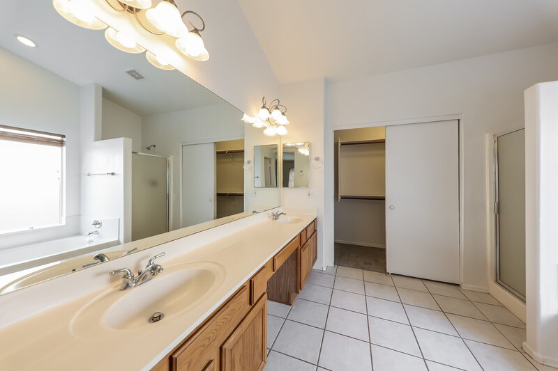 2,290/Mo, 7205 W Los Gatos Dr Glendale, AZ 85310 Main Bathroom View