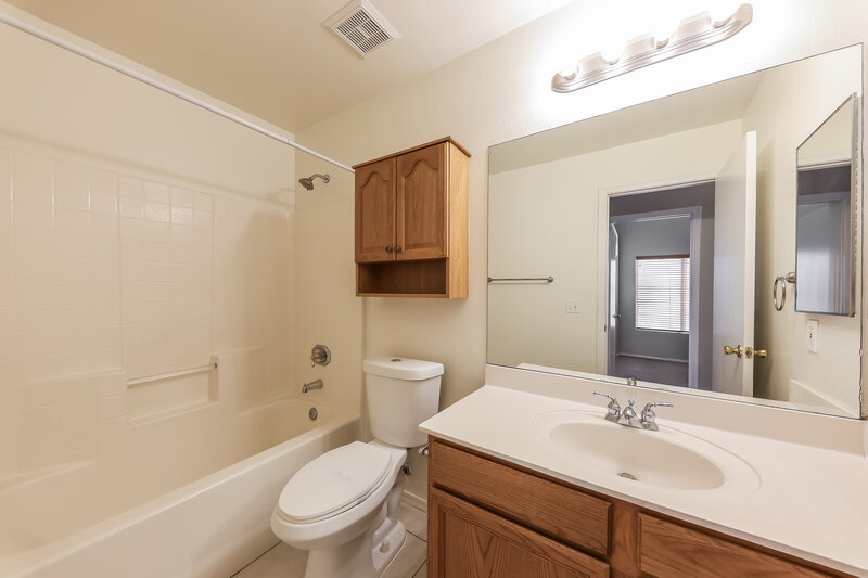 2,290/Mo, 7205 W Los Gatos Dr Glendale, AZ 85310 Bathroom View