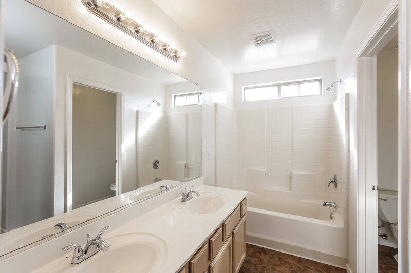 1,845/Mo, 11402 W Mohave St Avondale, AZ 85323 Main Bathroom View