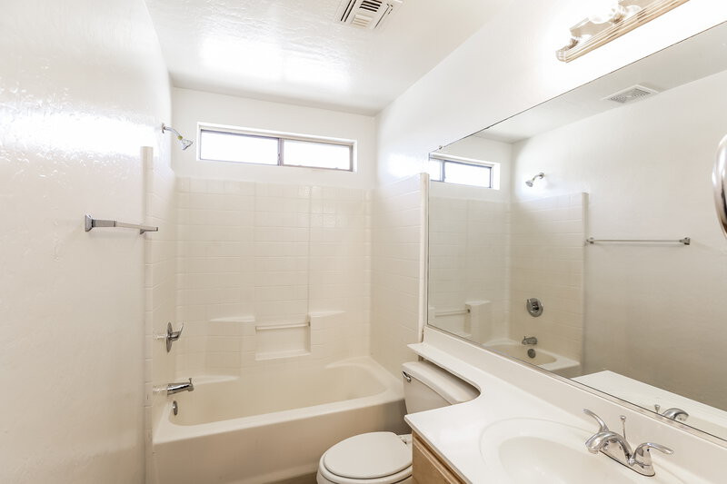 1,845/Mo, 11402 W Mohave St Avondale, AZ 85323 Bathroom View