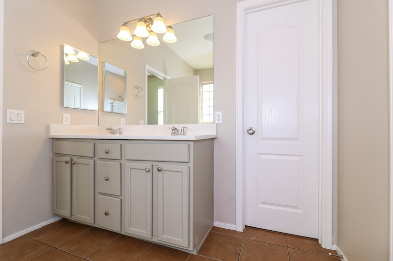 2,600/Mo, 7006 W Carson Rd Laveen, AZ 85339 Main Bathroom View