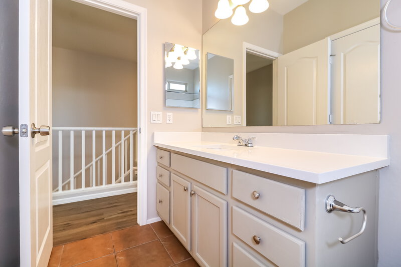 2,600/Mo, 7006 W Carson Rd Laveen, AZ 85339 Main Bathroom View 2