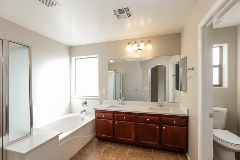 2,470/Mo, 3734 W Apollo Rd Phoenix, AZ 85041 Main Bathroom View