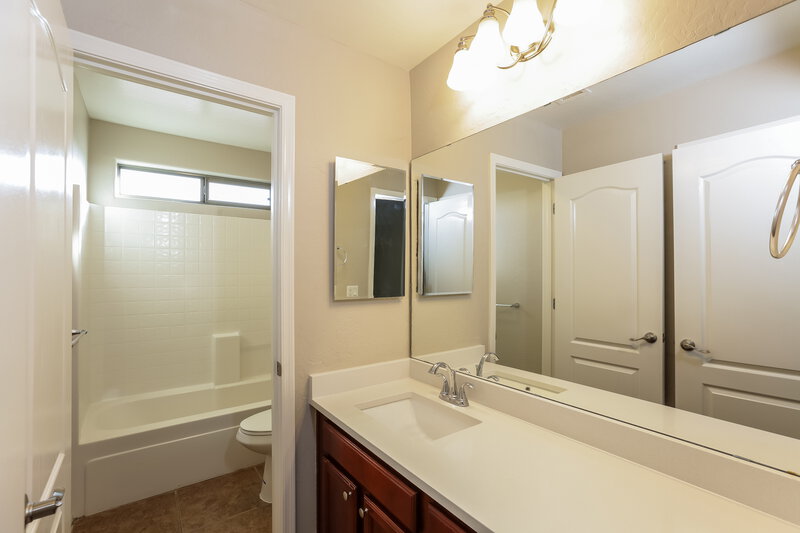 2,470/Mo, 3734 W Apollo Rd Phoenix, AZ 85041 Bathroom View