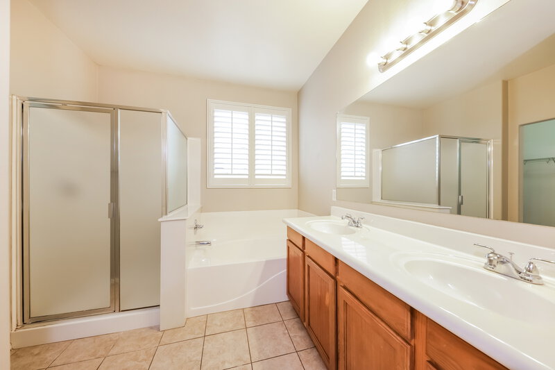1,930/Mo, 15558 W Laurel Ln Surprise, AZ 85379 Main Bathroom View