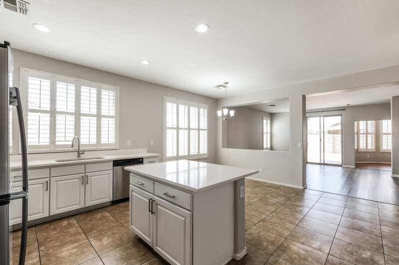 2,545/Mo, 3432 W Apollo Rd Phoenix, AZ 85041 Kitchen View