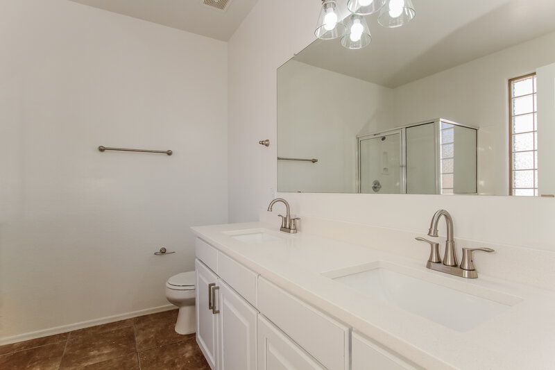 2,725/Mo, 3432 W Apollo Rd Phoenix, AZ 85041 Main Bathroom View