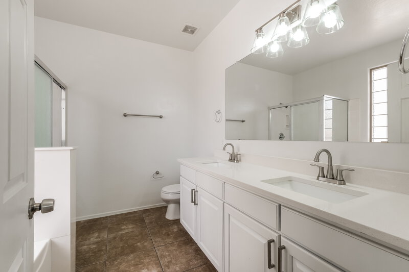 2,545/Mo, 3432 W Apollo Rd Phoenix, AZ 85041 Main Bathroom View