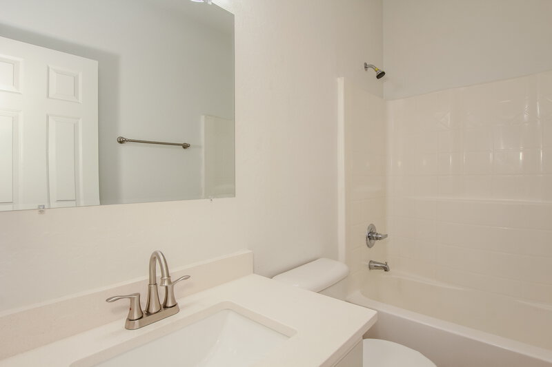 2,725/Mo, 3432 W Apollo Rd Phoenix, AZ 85041 Bathroom View