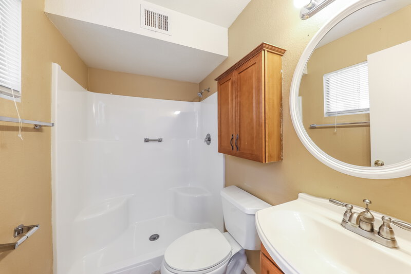 2,000/Mo, 5607 W Michigan Ave Glendale, AZ 85308 Main Bathroom View