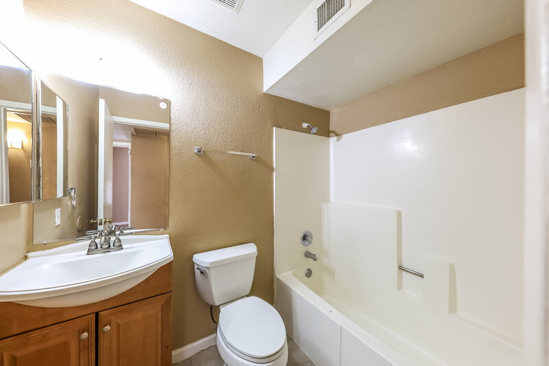2,000/Mo, 5607 W Michigan Ave Glendale, AZ 85308 Bathroom View