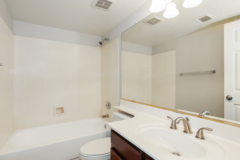 3,145/Mo, 3422 E Woodland Dr Phoenix, AZ 85048 Bathroom View
