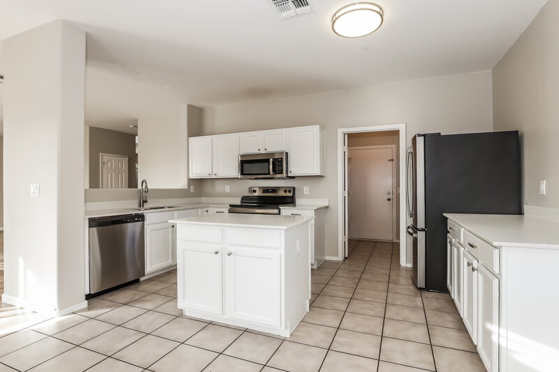 2,345/Mo, 6409 W Pioneer St Phoenix, AZ 85043 Kitchen View 2