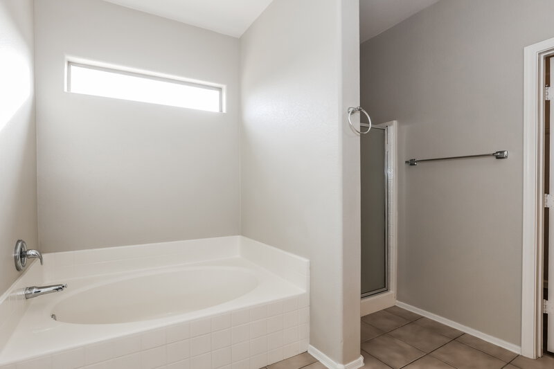 2,345/Mo, 6409 W Pioneer St Phoenix, AZ 85043 Main Bathroom View