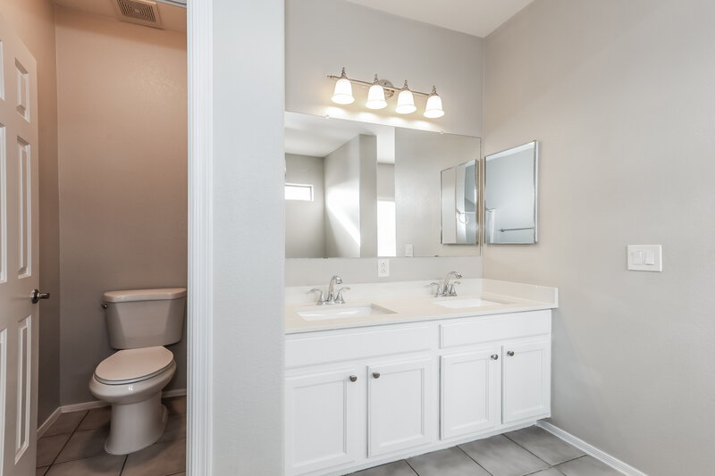 2,345/Mo, 6409 W Pioneer St Phoenix, AZ 85043 Main Bathroom View 2