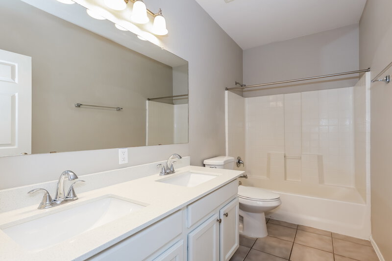 2,345/Mo, 6409 W Pioneer St Phoenix, AZ 85043 Bathroom View