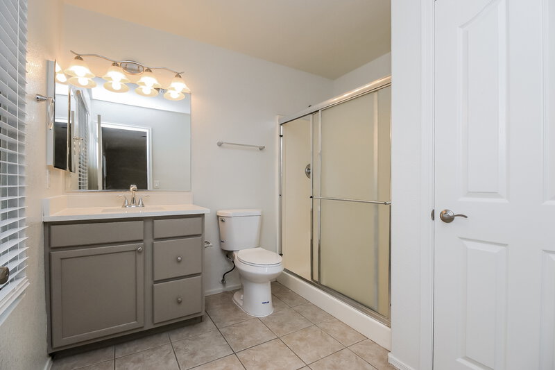 2,035/Mo, 2349 E 35Th Ave Apache Junction, AZ 85119 Main Bathroom View