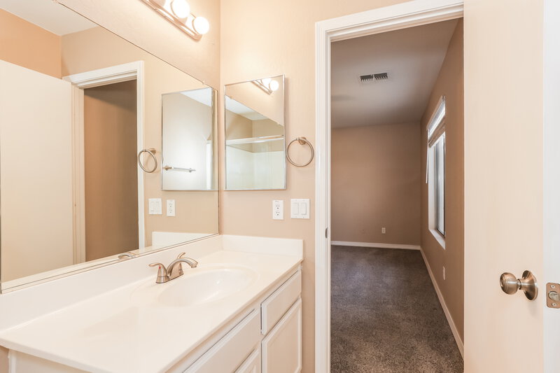 1,895/Mo, 3172 S 162nd Ln Goodyear, AZ 85338 Main Bathroom View 2