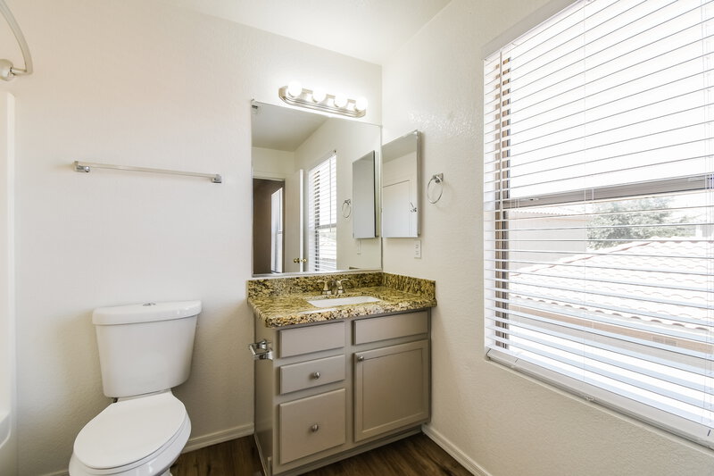 2,290/Mo, 650 E Woodsman Pl Chandler, AZ 85286 Main Bathroom View 2