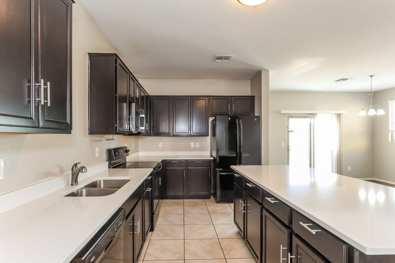 2,025/Mo, 2528 S 73rd Ln Phoenix, AZ 85043 Kitchen View 2