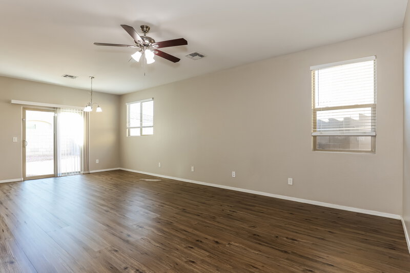 2,025/Mo, 2528 S 73rd Ln Phoenix, AZ 85043 Family Room View 2