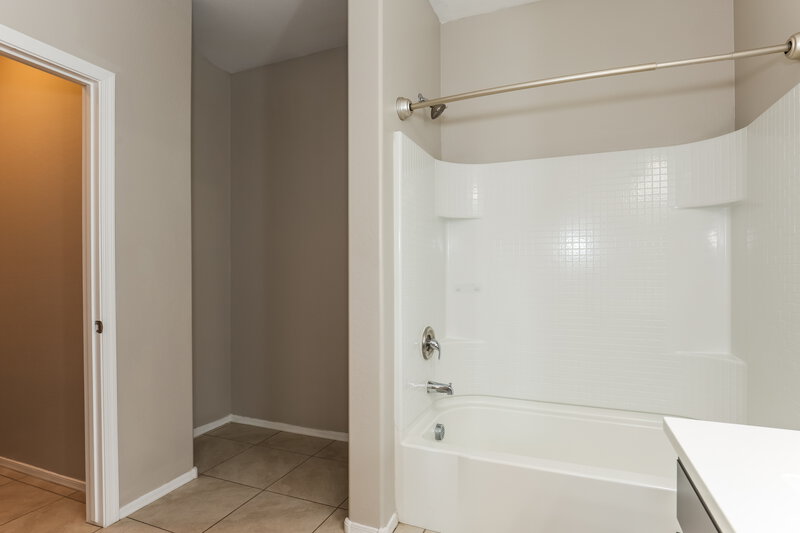 2,025/Mo, 2528 S 73rd Ln Phoenix, AZ 85043 Main Bathroom View