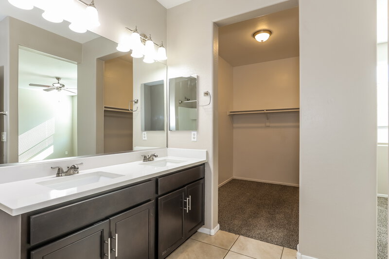 2,025/Mo, 2528 S 73rd Ln Phoenix, AZ 85043 Main Bathroom View 2