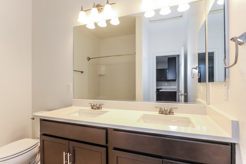 2,025/Mo, 2528 S 73rd Ln Phoenix, AZ 85043 Bathroom View