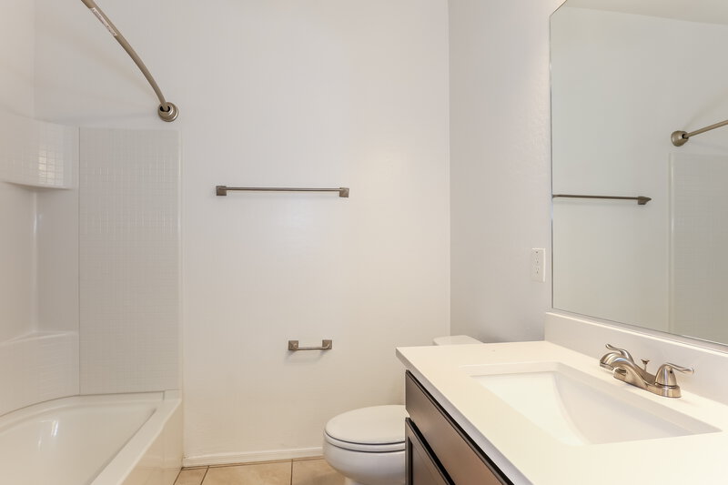 2,025/Mo, 2528 S 73rd Ln Phoenix, AZ 85043 Bathroom View 2