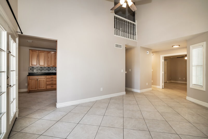 2,250/Mo, 1915 S 39th St 19 Mesa, AZ 85206 Living Room View 2