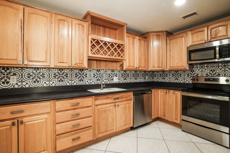 2,250/Mo, 1915 S 39th St 19 Mesa, AZ 85206 Kitchen View 2