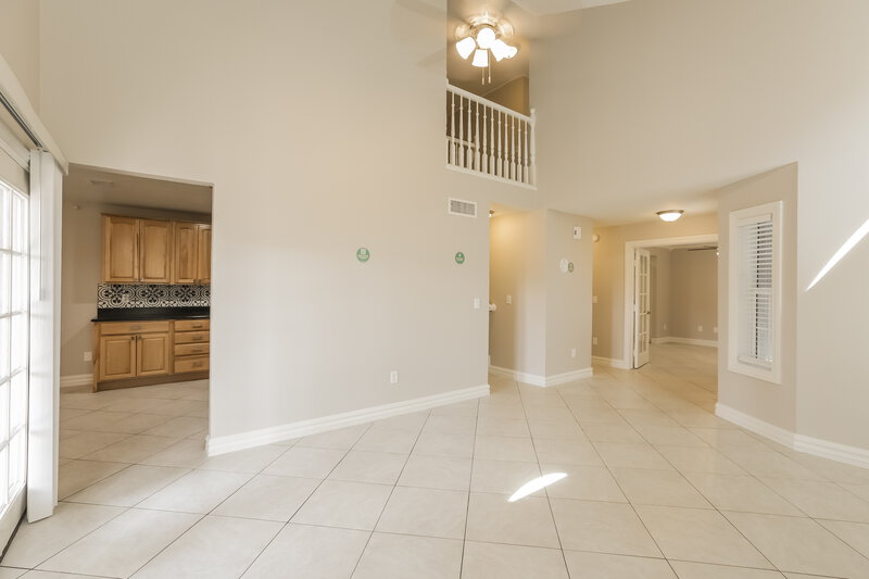 2,350/Mo, 1915 S 39th St 19 Mesa, AZ 85206 Living Room View 4