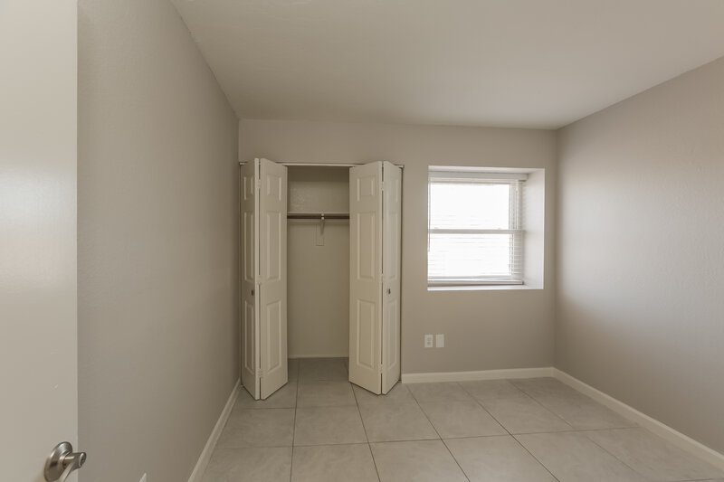 2,350/Mo, 1915 S 39th St 19 Mesa, AZ 85206 Bedroom View 2