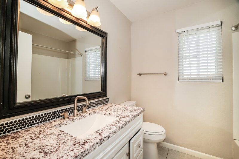 2,250/Mo, 1915 S 39th St 19 Mesa, AZ 85206 Bathroom View