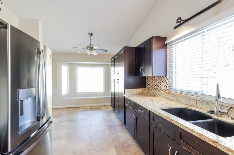 2,560/Mo, 5512 W Chicago St Chandler, AZ 85226 Kitchen View 2